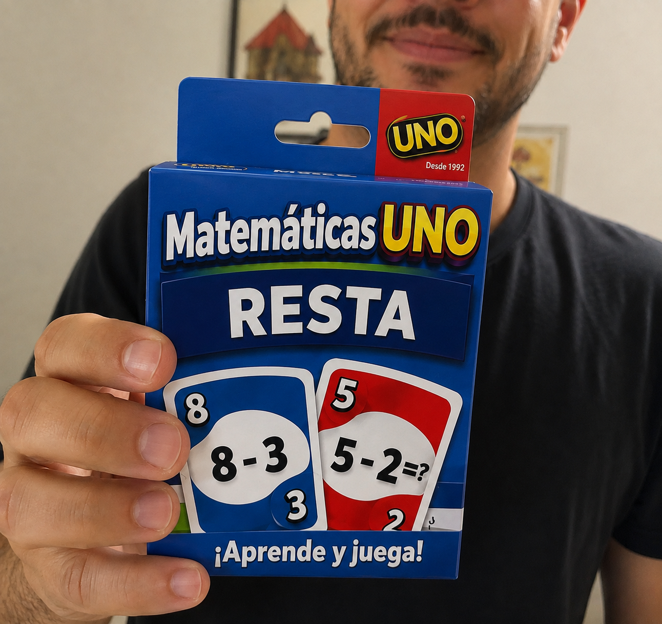Padre sosteniendo la baraja de Resta de Math UNO